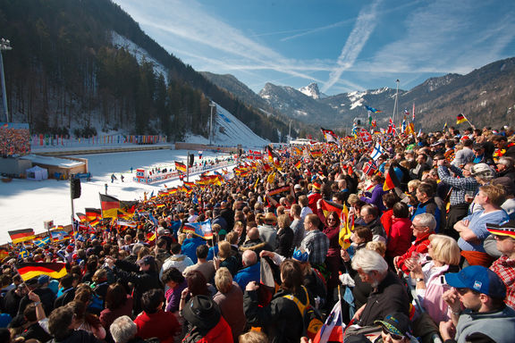 12_Biathlon_Publikum_mit_Hörndlwand.jpg
