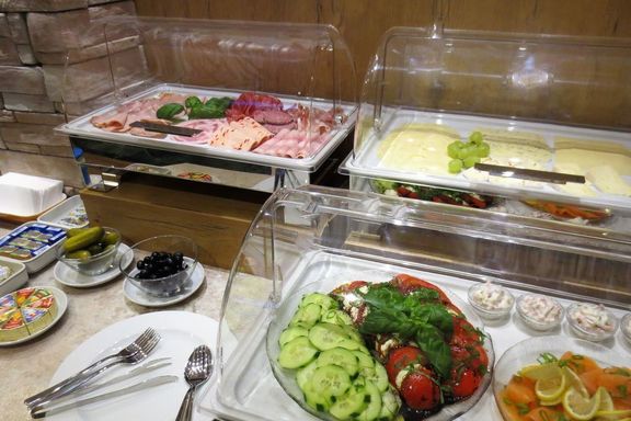 Wurst, Käse, Rohkost und Lachs